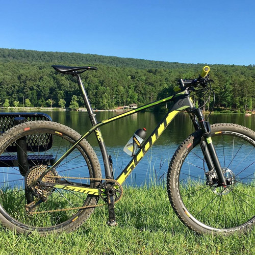 Bicicleta rígida de montaña en un paisaje de campo