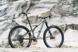 Bicicleta de montaña de doble suspensión vinilada