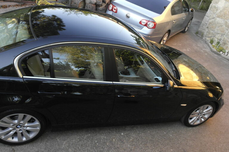 Coche negro con vinilo en el taller
