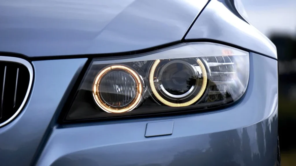 Faro de un coche oscuro tras el pulido