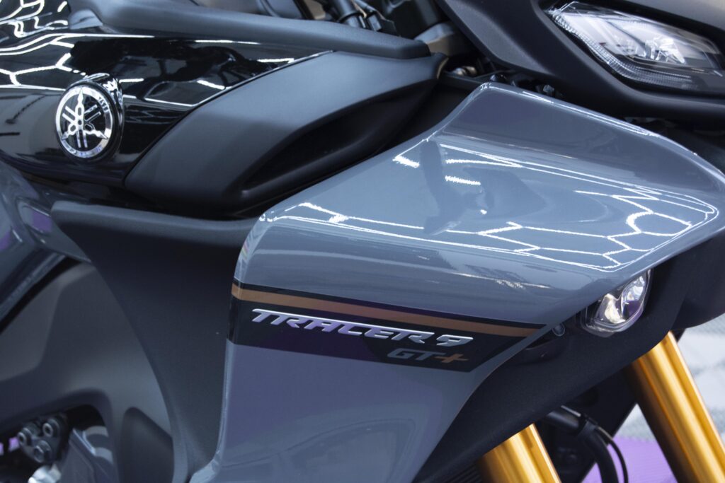 Detalle de moto oscura con acabado pulido