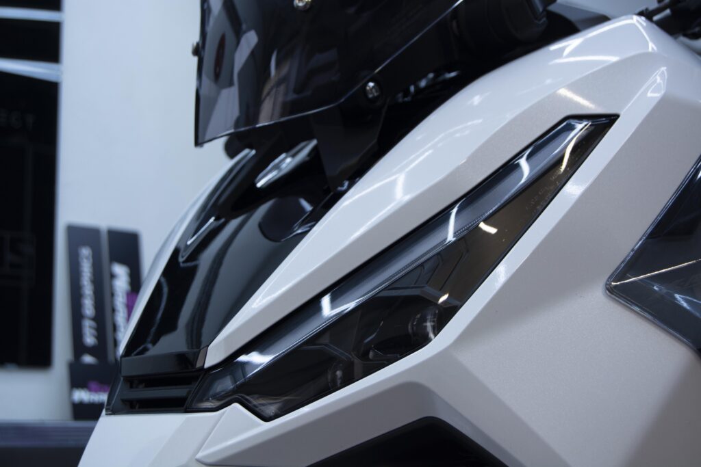 Frontal de moto negra y blanca con carenado pulido