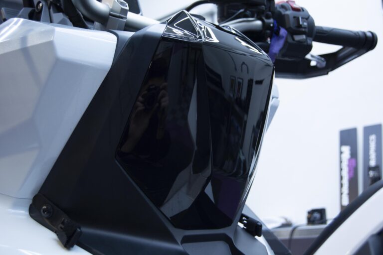Detalle del carenado negro de una moto con PPF