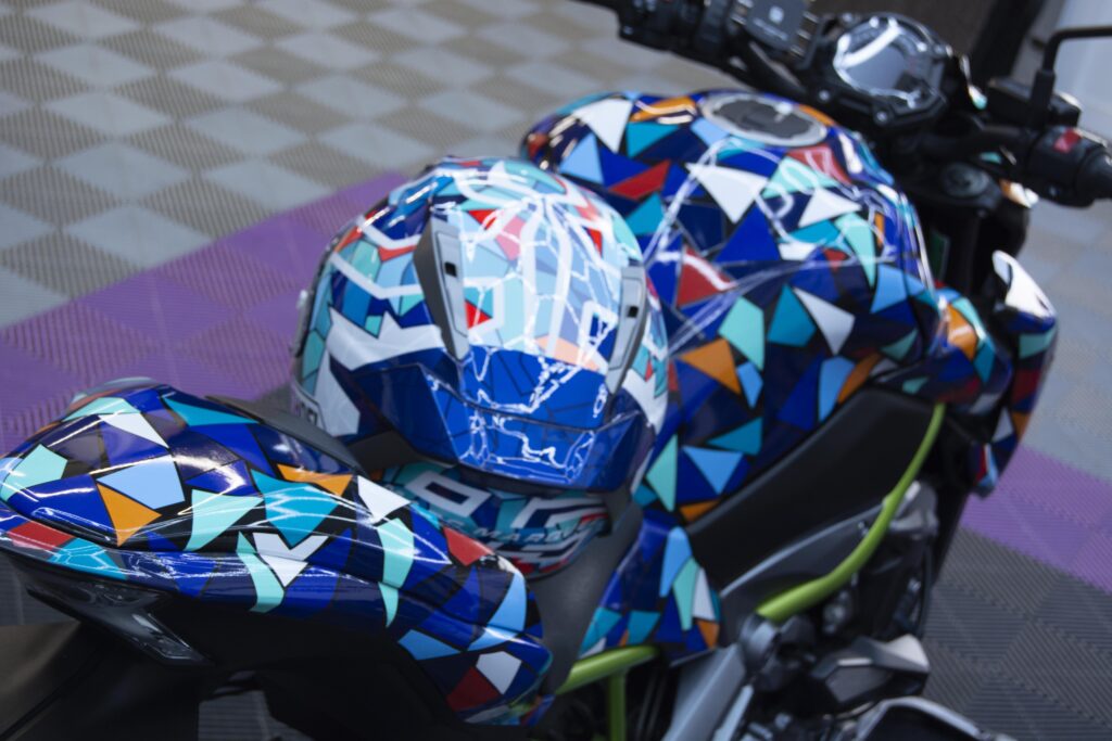 Moto con vinilo azul de diseño geométrico en 977 Graphics
