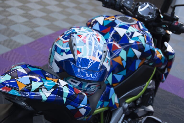Moto con vinilo azul de diseño geométrico en 977 Graphics