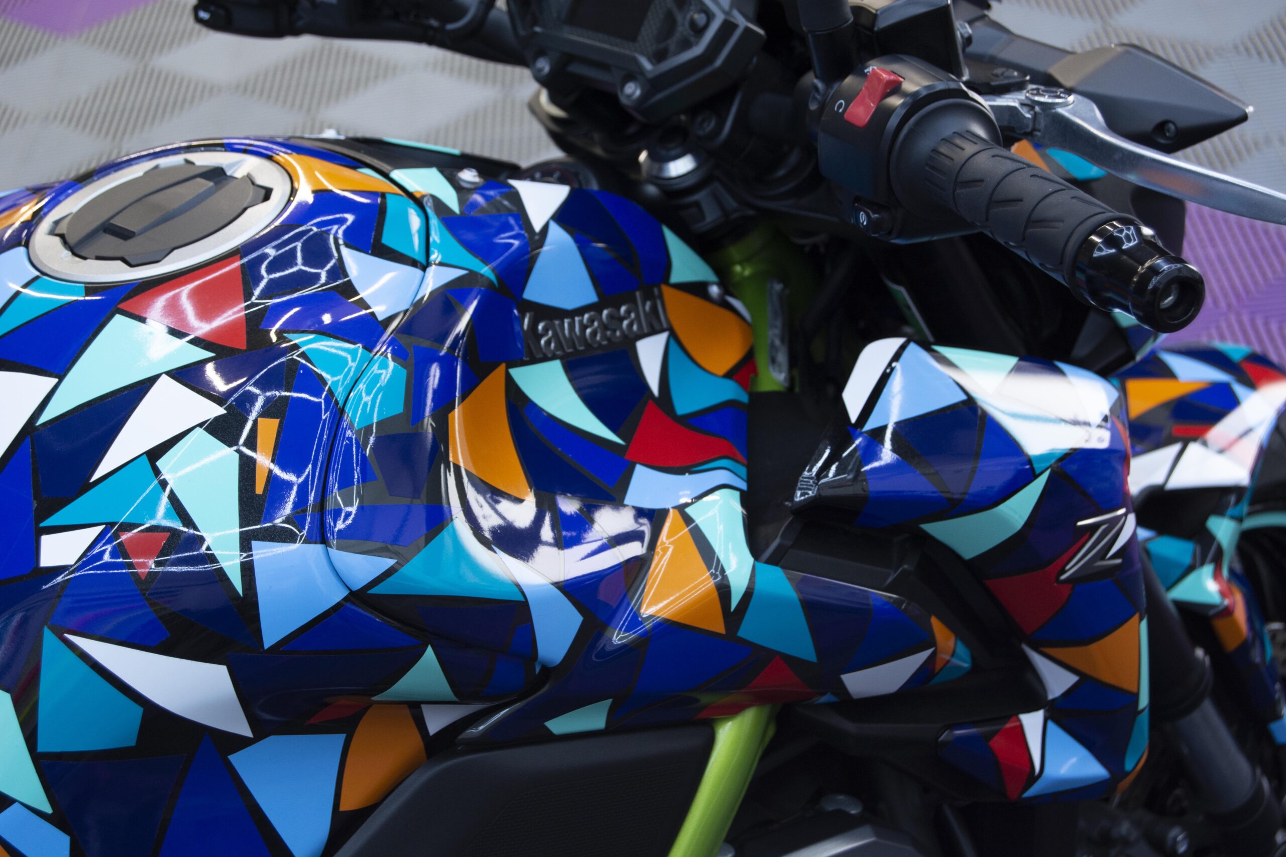 Moto con vinilo azul de diseño geométrico, vista lateral