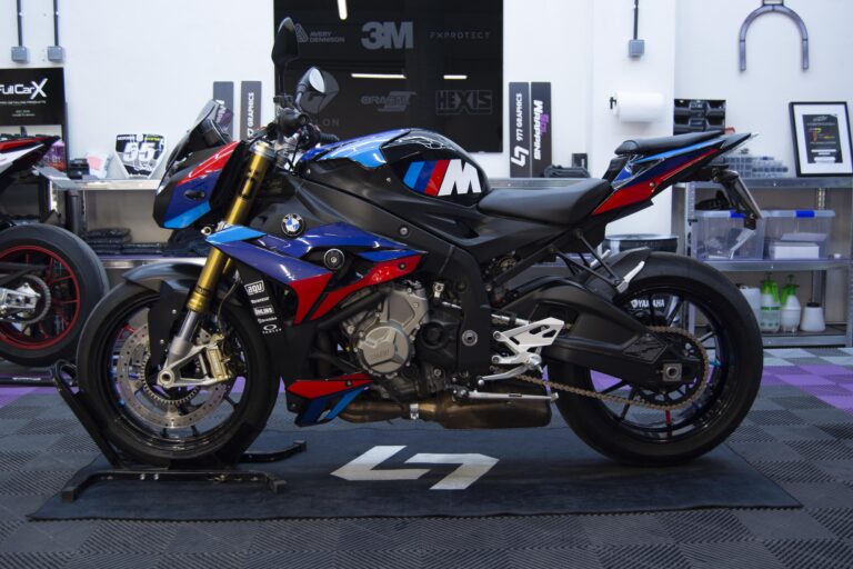 Motos con vinilo tricolor en el taller de 977 Graphics