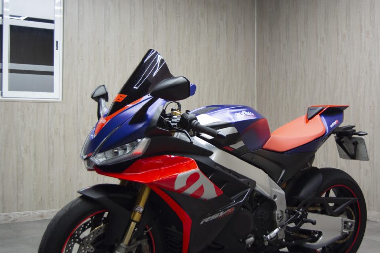 Moto deportiva roja y azul con vinilo en el taller de 977 Graphics