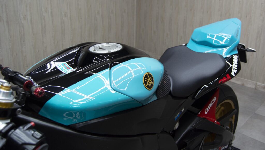 Yamaha vinilada con depósito turquesa en 977 Graphics