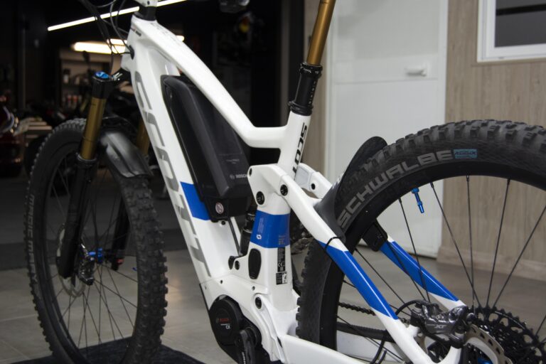 Cuadro de bicicleta eléctrica con vinilo azul y blanco