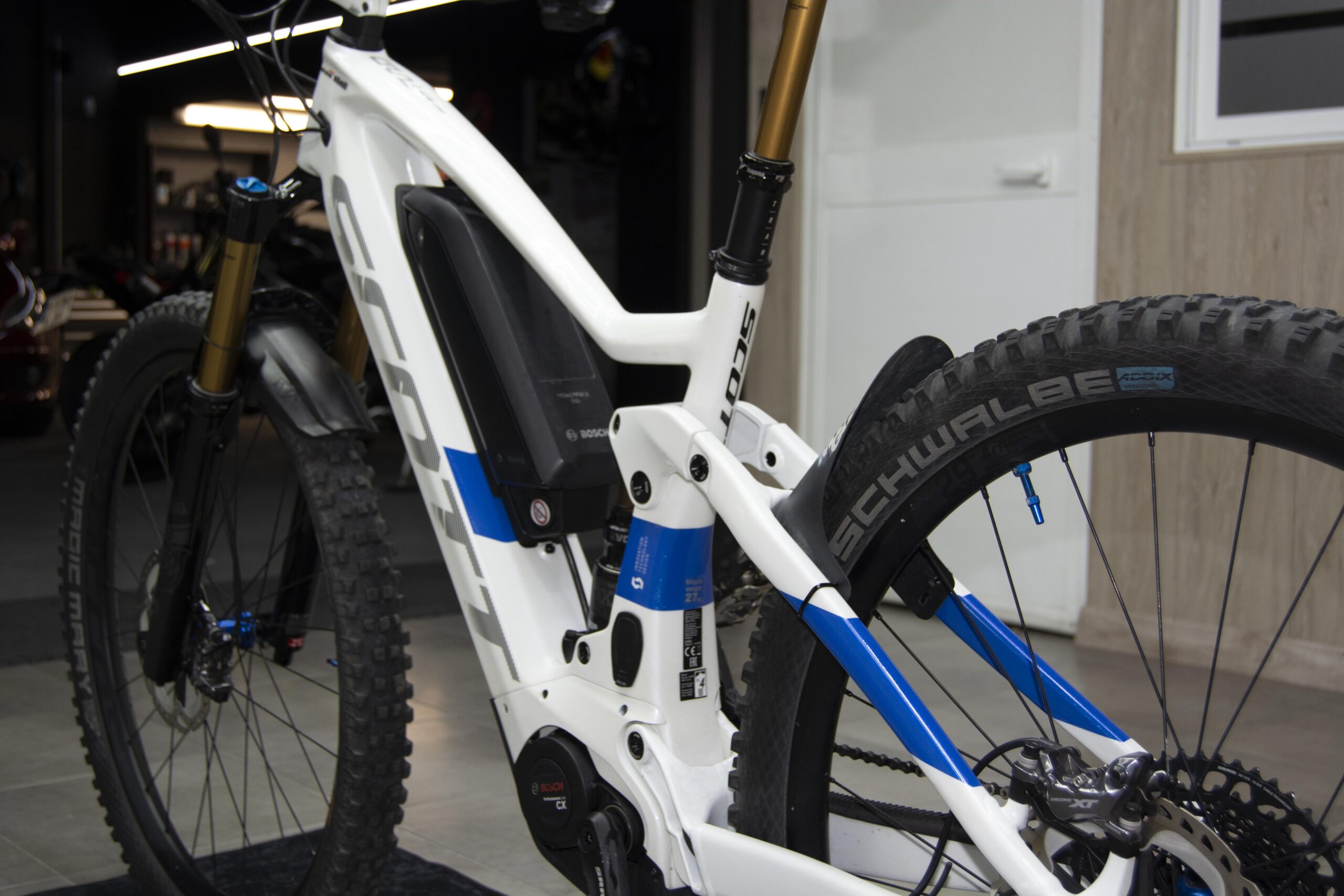 Cuadro de bicicleta eléctrica con vinilo azul y blanco