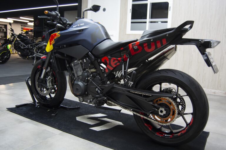 Moto personalizada con vinilo en Granada