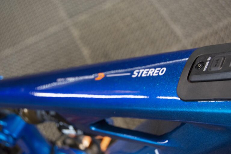 Detalle del cuadro azul de una bicicleta con vinilo y rótulo