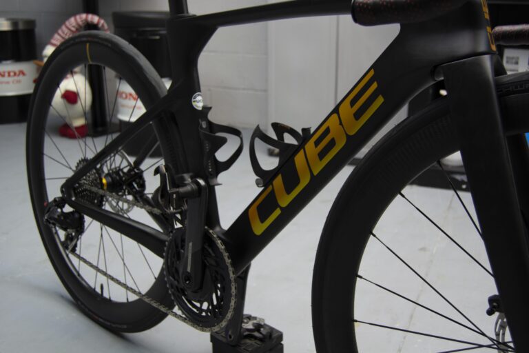 Cuadro de bicicleta negro con vinilo amarillo