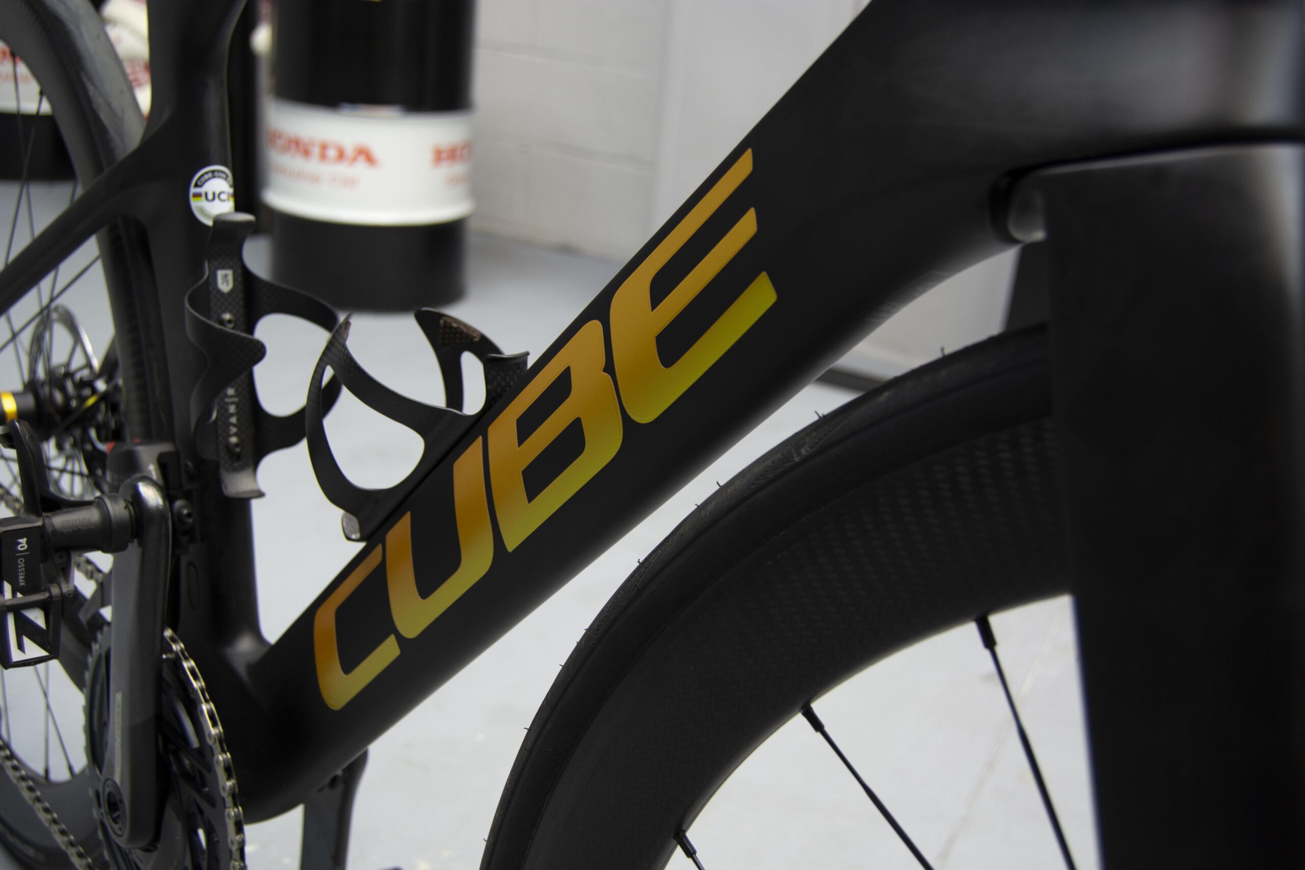 Rueda y cuadro negro de una bicicleta con rótulos amarillos