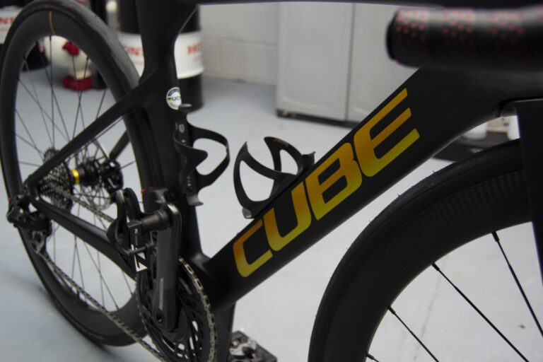 Cuadro de bicicleta negro con vinilo amarillo, visto de cerca