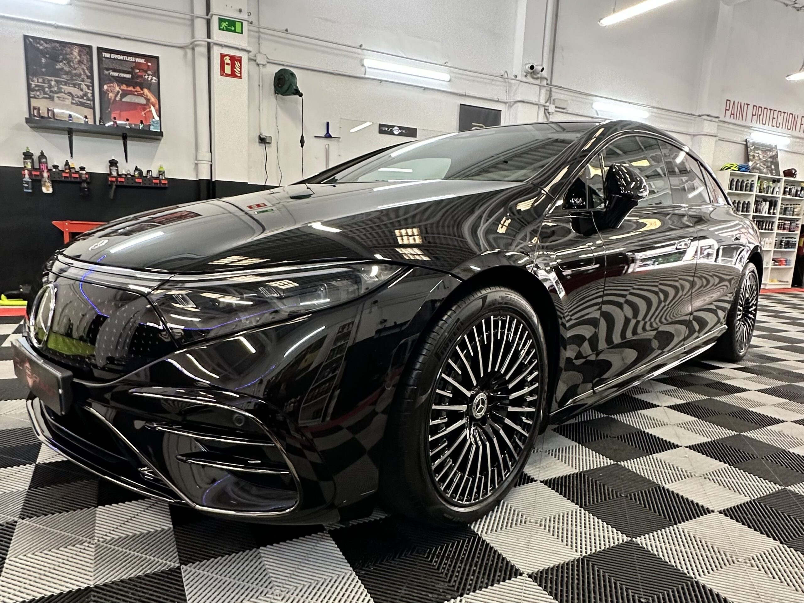 Coche negro con brillo tras el pulido y el tratamiento cerámico