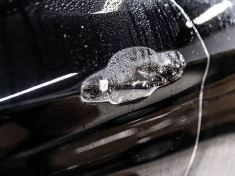 Faro delantero de un coche oscuro con lámina protectora