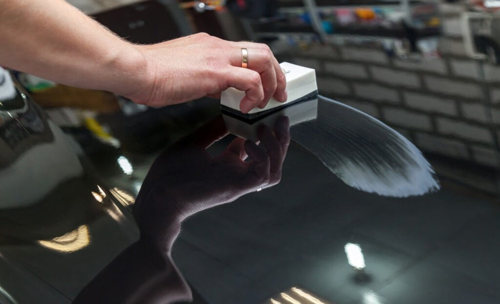 Aplicación de recubrimiento cerámico sobre la pintura de un coche