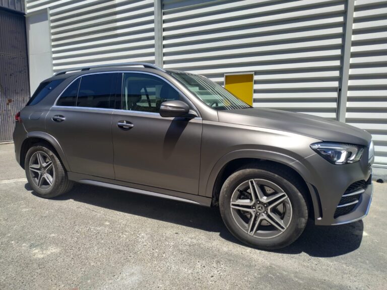 Coche gris con vinilo aplicado en el taller