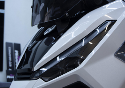 Moto blanca con PPF en el taller