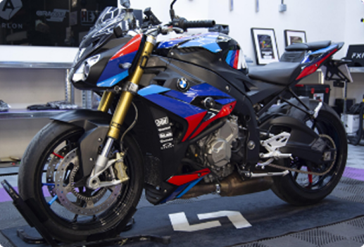 Moto deportiva tricolor tras el tratamiento en 977 Graphics