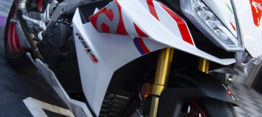 Moto deportiva blanca y roja protegida con PPF