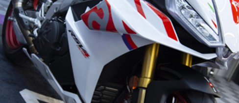 Carenado frontal blanco y rojo de una moto deportiva con horquilla dorada