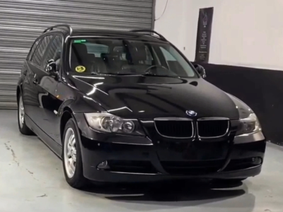 Coche negro en el taller de 977 Graphics