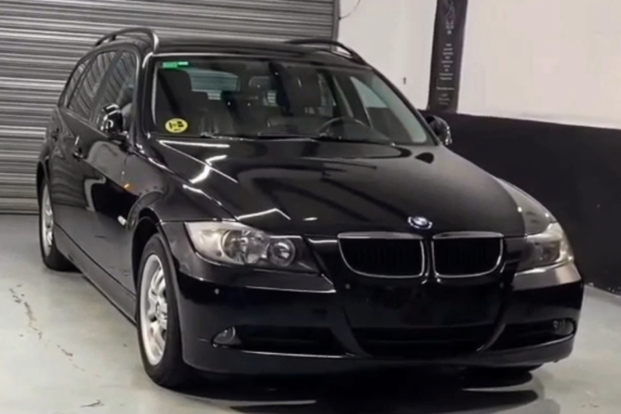 Coche negro en el taller de 977 Graphics