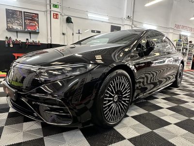 Coche negro con brillo tras el pulido y el tratamiento cerámico