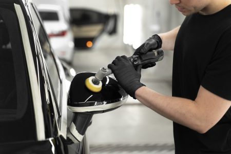 Coche en proceso de pulido y cuidado en el taller