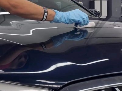 Aplicación de coating nano cerámico sobre un coche azul oscuro