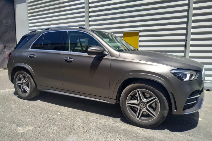 Coche con vinilado completo